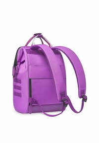 Paarse rugzak met verstelbare, gevoerde straps, versterkte handgreep en een zijvak met rits. Gemaakt van duurzaam stof met een gestructureerde afwerking.