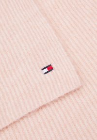Tommy Hilfiger ESSENTIAL FLAG FUZZY SCARF - Sciarpa - pink bloom