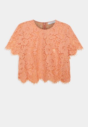 Perzikkleurige korte mouwen kanten blouse met bloemenpatroon, geschulpte randen, ronde halslijn en ritssluiting aan de achterkant.