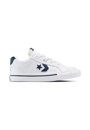 Witte lage sneaker met marineblauw ster- en chevronlogo, marineblauw hielstuk, witte veters en witte rubberen zool met marineblauwe streep.
