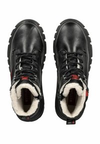 Černé kožené kotníkové boty s texturovaným povrchem, polstrovanou podšívkou, červenými akcenty, kulatou špičkou a silnými gumovými podrážkami.