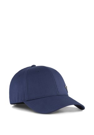 Gorra de béisbol azul marino hecha de tela suave, con una corona redondeada, visera curvada y un acento de logo metálico en el lateral.