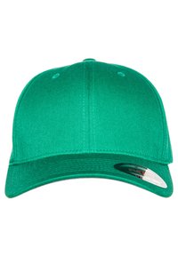 Gorra de béisbol verde con visera curvada, hecha de tejido texturizado, con seis ojales cosidos para ventilación y una pegatina de marca en la visera.