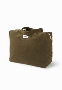 Sac fourre-tout en tissu vert olive de forme rectangulaire, avec deux courtes poignées et une fermeture éclair sur le côté. Comprend une étiquette à l'avant.