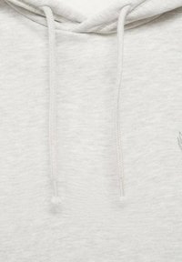 Tessuto di felpa grigio chiaro con due lacci bianchi che pendono, mostrando dettagli di texture e cuciture.