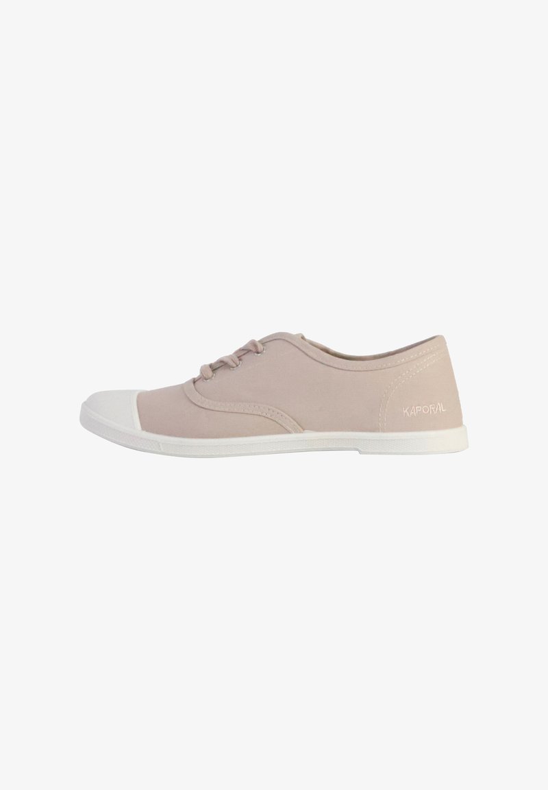 Zapatillas de lona rosas pálidos con punta y suela de goma blanca, con cordones redondos y detalles cosidos. Logo en el talón.