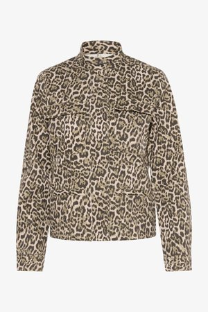 Leopardprint jakke i beige og olivengrønt stof, med krave der lukkes med knapper, to brystlommer og lange ærmer. Struktureret mønster over det hele.