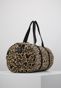 Borsa a sfero in tessuto leopardato beige e nero, con silhouette nere della testa di Topolino e manici neri.