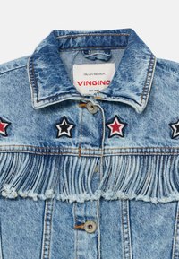 Jeansjakke med blå vask, frynse detaljer nederst og broderte stjerner i rød, hvit og svart. Har metallknapplukking.