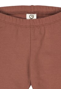 Roodbruin, elastische taillebroek van zacht, gestructureerd stof. Heeft een middennaad en een klein merketiketje aan de binnenkant van de tailleband.