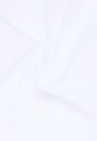 Witte stof met een gladde textuur, met subtiele vouwen en kreuken, geschikt voor toepassingen zoals kleding of meubelbekleding.