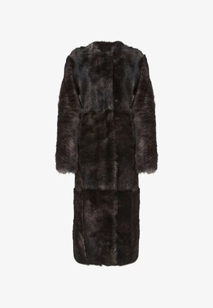 Manteau en fausse fourrure sombre à manches longues, présentant une coupe rectangulaire, une texture lisse et un motif en blocs, adapté à différentes tailles.