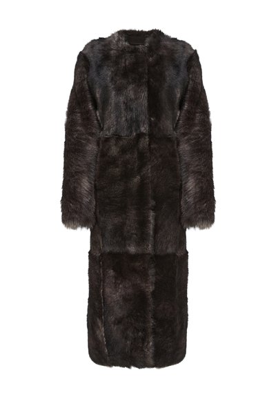 Manteau en fausse fourrure sombre à manches longues, présentant une coupe rectangulaire, une texture lisse et un motif en blocs, adapté à différentes tailles.