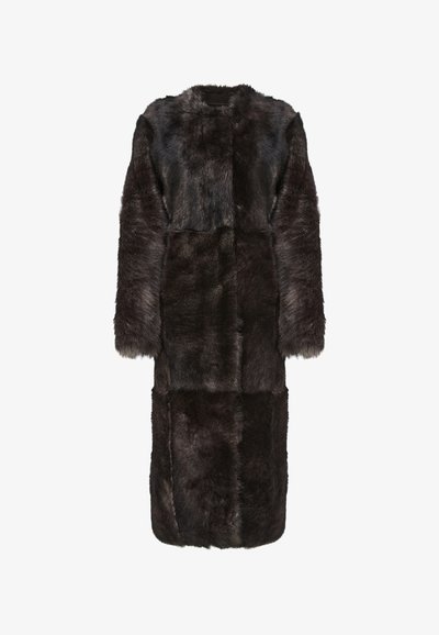 Manteau en fausse fourrure sombre à manches longues, présentant une coupe rectangulaire, une texture lisse et un motif en blocs, adapté à différentes tailles.