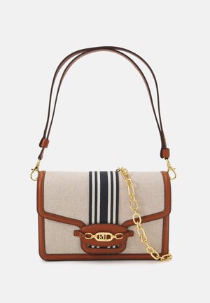 Beżowa torba na ramię z płótna z brązowymi skórzanymi wykończeniami, granatowymi pionowymi paskami, złotym łańcuszkiem i regulowanym ciemnobrązowym skórzanym paskiem.