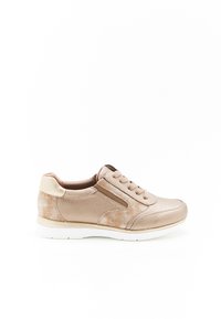 Sneaker in pelle beige con tomaia texturizzata, design con lacci, pannelli laterali elasticizzati e suola in gomma bianca. Include un accento sul tallone liscio.