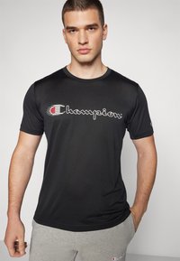 Champion TECH CREWNECK TRAIN LARGE LOGO - Tričko s potlačou - black