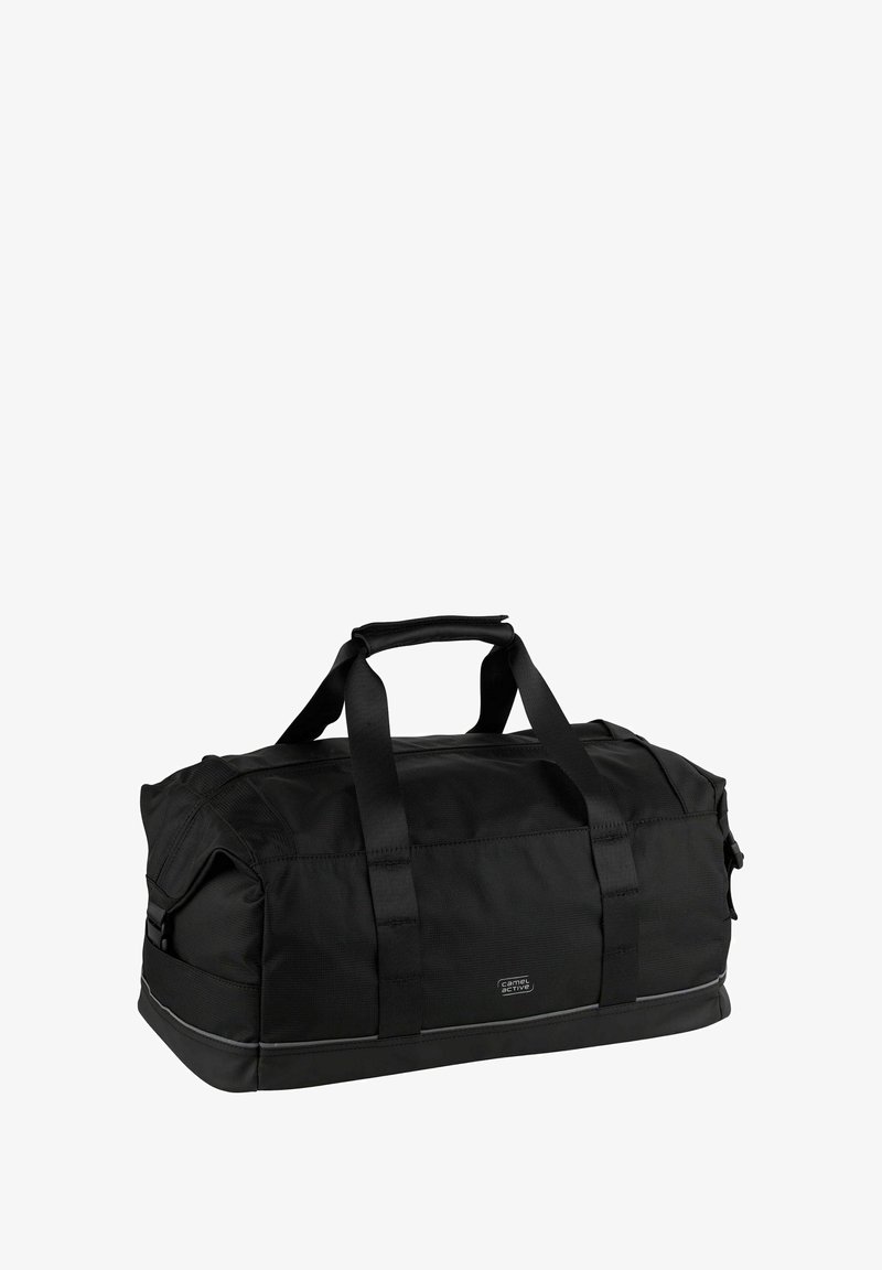 Sac de sport rectangulaire noir avec deux poignées supérieures, poches latérales et logo Camel Active au centre à l'avant.