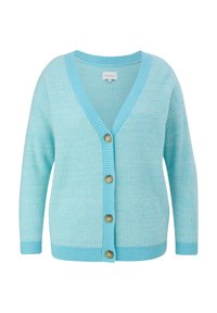 Helles blaues Strickmittelding mit V-Ausschnitt, langen Ärmeln, fünf Holzknöpfen auf der Vorderseite und strukturiertem Rippenmuster.