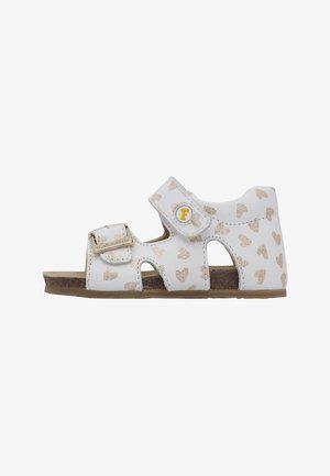 Sandalo bianco con motivo a cuore dorato, fibbia regolabile e cinturino in Velcro. Design open-toe, soletta testurizzata e suola marrone.