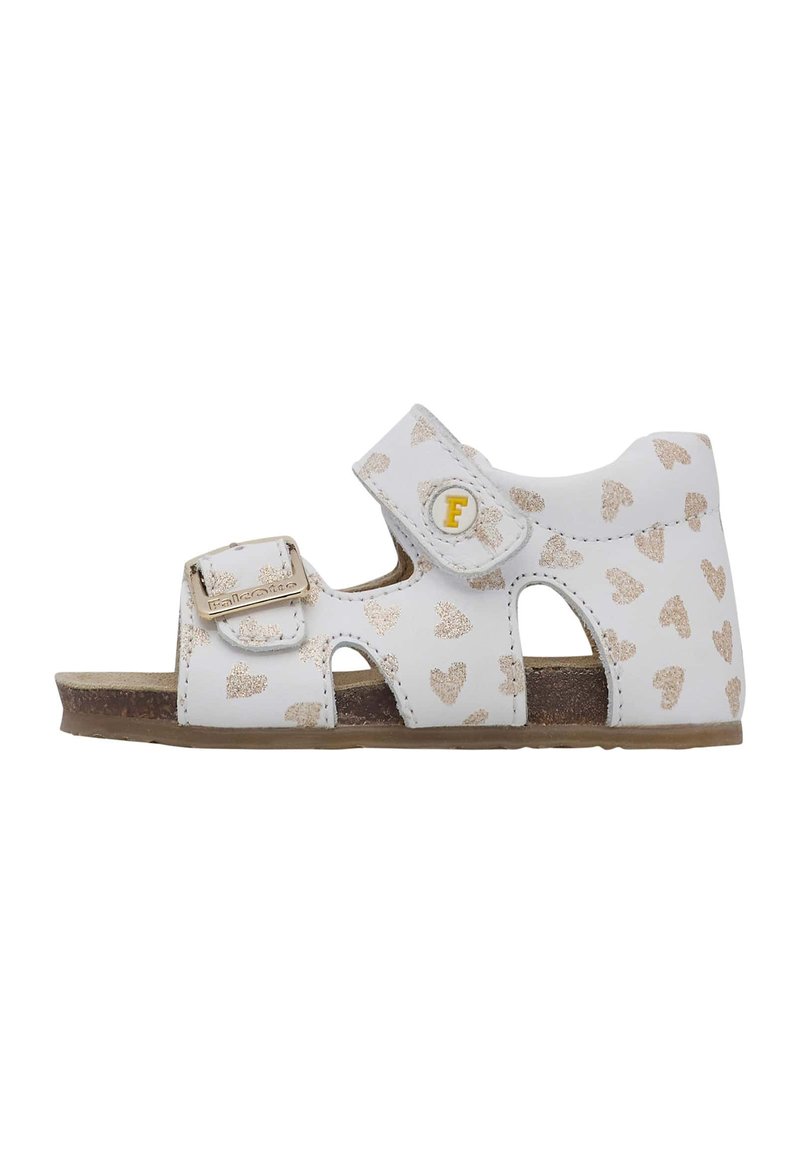 Sandalo bianco con motivo a cuore dorato, fibbia regolabile e cinturino in Velcro. Design open-toe, soletta testurizzata e suola marrone.