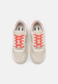 Tommy Jeans RETRO BASKET FLATFORM MIX - Zapatillas - ivory/bleached stone
