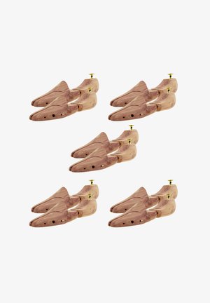 Fünf Paare aus Holz gefertigte Schuhlöffel mit Messingknöpfen, in einem verstreuten Muster auf weißem Hintergrund angeordnet.