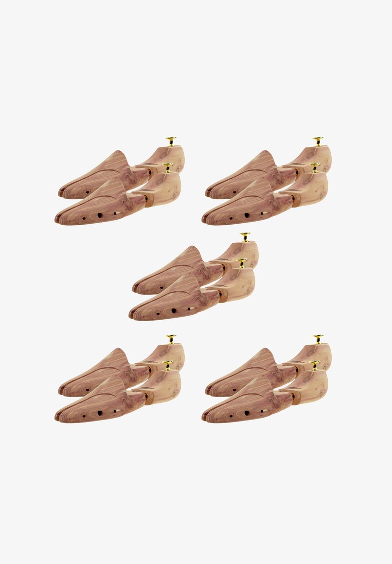 Fünf Paare aus Holz gefertigte Schuhlöffel mit Messingknöpfen, in einem verstreuten Muster auf weißem Hintergrund angeordnet.