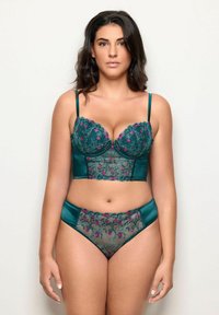 Set di lingerie in raso e pizzo teal con ricamo floreale in viola e rosa. Include un reggiseno con coppe sagomate e uno slip a vita alta coordinato.
