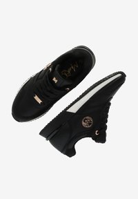 Černé sportovní boty se syntetickým svrškem, zlatými akcenty, utahovacím designem a texturovanou podrážkou s bílými detaily a emblémem loga.