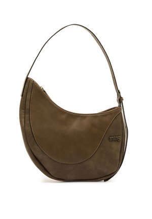 Bolso bandolera marrón con forma de media luna, con una sola correa, cierre de cremallera y el logo "ming." en la parte inferior derecha.
