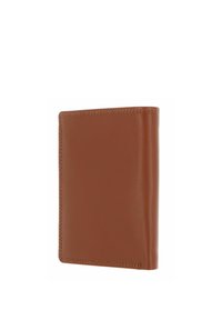Portefeuille bifold en cuir marron avec des coutures visibles sur les bords, fermé et placé debout sur un fond blanc.