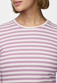 Šviesiai violetinė ir balta dryžuota ilgomis rankovėmis palaidinė su apvaliu iškirptimu, pagaminta iš raukšlėtos medžiagos, išryškinanti tekstūruotą išvaizdą.