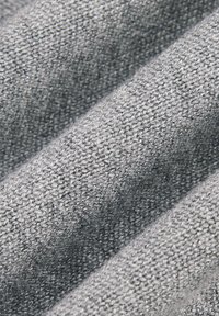 Szary dziany materiał z teksturowanym wzorem, charakteryzujący się drobnymi, splatanymi włóknami oraz miękką, lekko puszystą powierzchnią.