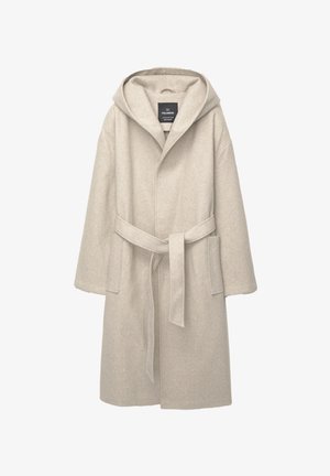 Jasnoszary wełniany płaszcz z kapturem, w półrękawach, z paskiem i kieszeniami po bokach; charakteryzuje się miękką teksturą i prostym, dopasowanym krojem.