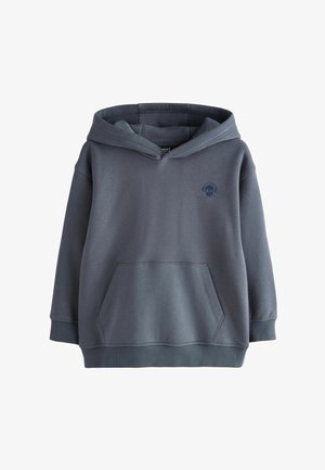 Donkergrijze kinderhoodie met voorzak, geribde manchetten en klein schedel-logo met koptelefoon op de borst.