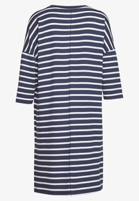 Gestreiftes Kleid in Marineblau und Weiß, mit lockerer Passform, Dreiviertelärmeln, Rundhalsausschnitt und einer Mittelnaht auf der Rückseite.
