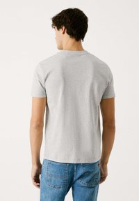 Grijze, korte mouwen t-shirt van katoen met een ronde hals. De achterkant heeft een eenvoudig ontwerp en wordt gecombineerd met blauwe jeans.