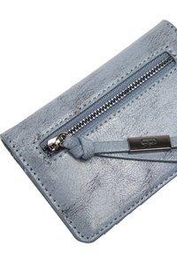 Jasnoniebieski skórzany portfel o popękanej fakturze, z zamknięciem na zamek błyskawiczny i cienką rączką. Na przodzie widoczny jest srebrny akcent.
