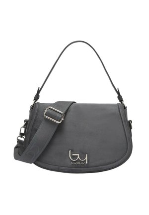 Borsa a spalla Byblos grigio scuro con patta curva, tracolla larga regolabile e logo in metallo argentato al centro davanti.