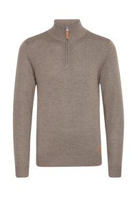 Maglione zip-neck color marrone chiaro con colletto e polsini a coste, caratterizzato da una piccola etichetta in pelle sull'angolo in basso a sinistra. Texture in maglia morbida.