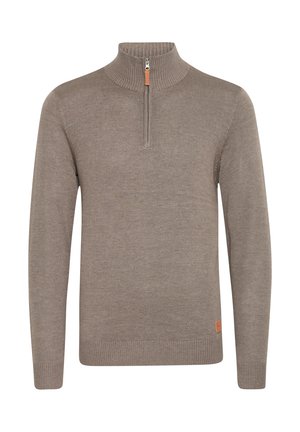 Maglione zip-neck color marrone chiaro con colletto e polsini a coste, caratterizzato da una piccola etichetta in pelle sull'angolo in basso a sinistra. Texture in maglia morbida.
