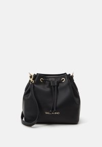 Sac seau en cuir noir avec ferrures dorées, fermeture par cordon de serrage et logo embossé à l'avant. Doté d'une seule bandoulière.