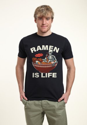 Černé bavlněné tričko s grafickým motivem kostlivce v misce ramen, s nápisem "RAMEN JE ŽIVOT" v tučném bílém písmu.