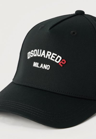 Μαύρο καπέλο μπέιζμπολ με κεντημένο το "DSQUARED2" σε λευκό και κόκκινο και το "MILANO" σε λευκό στην μπροστινή πλευρά.