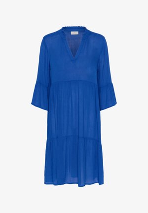 Blå, lagdelt kjole laget av lett stoff. Har en volangkrage og utsvingte ermer, med en løs passform for komfort.