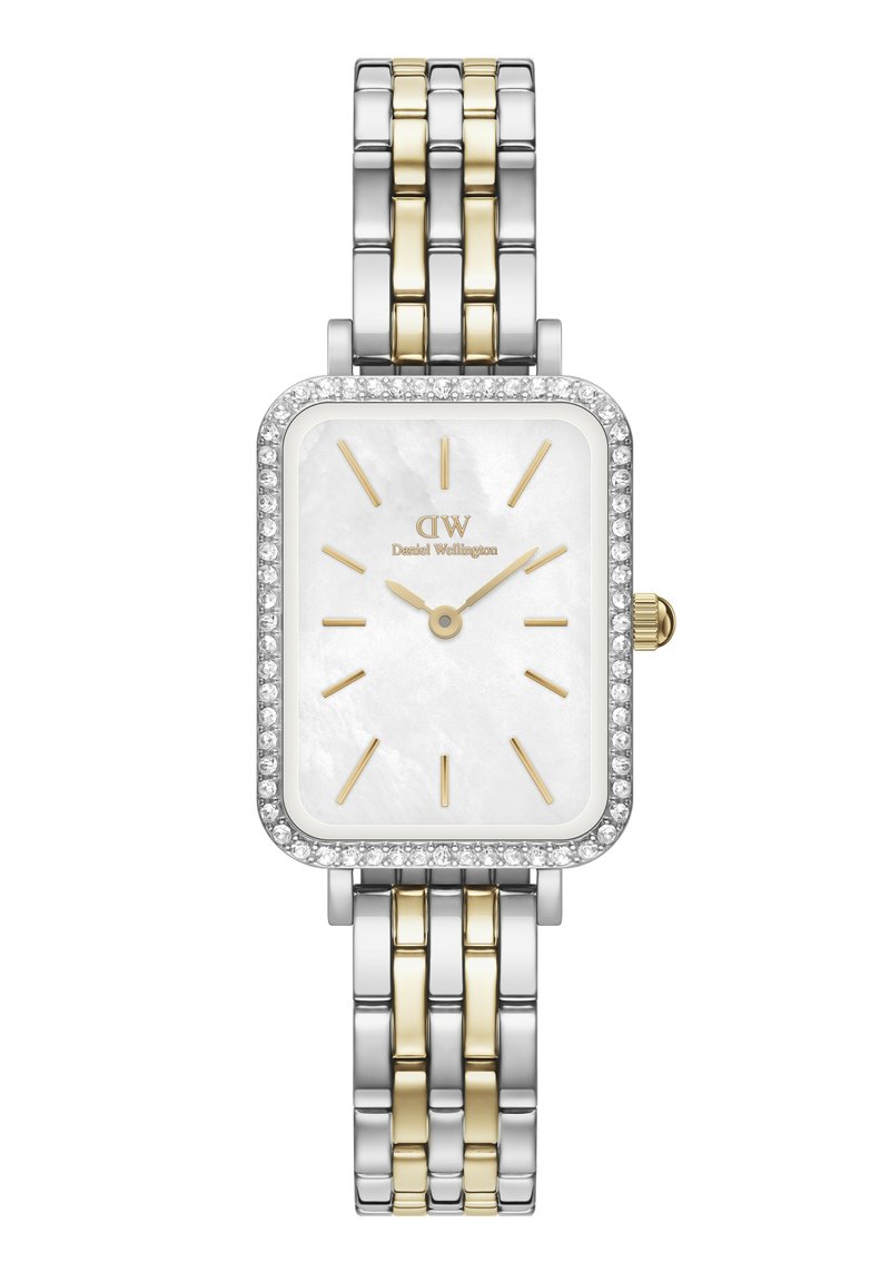 Reloj rectangular con pulsera de metal en tonos plateado y dorado. Esferas de madreperla blanca con marcadores de hora dorados, adornados con cristales alrededor del bisel.