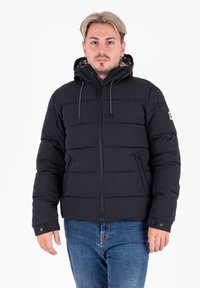 Giubbotto puffo nero con design trapuntato, cappuccio regolabile, doppie tasche con zip e polsini con bottone. Fodera con un interno decorato.