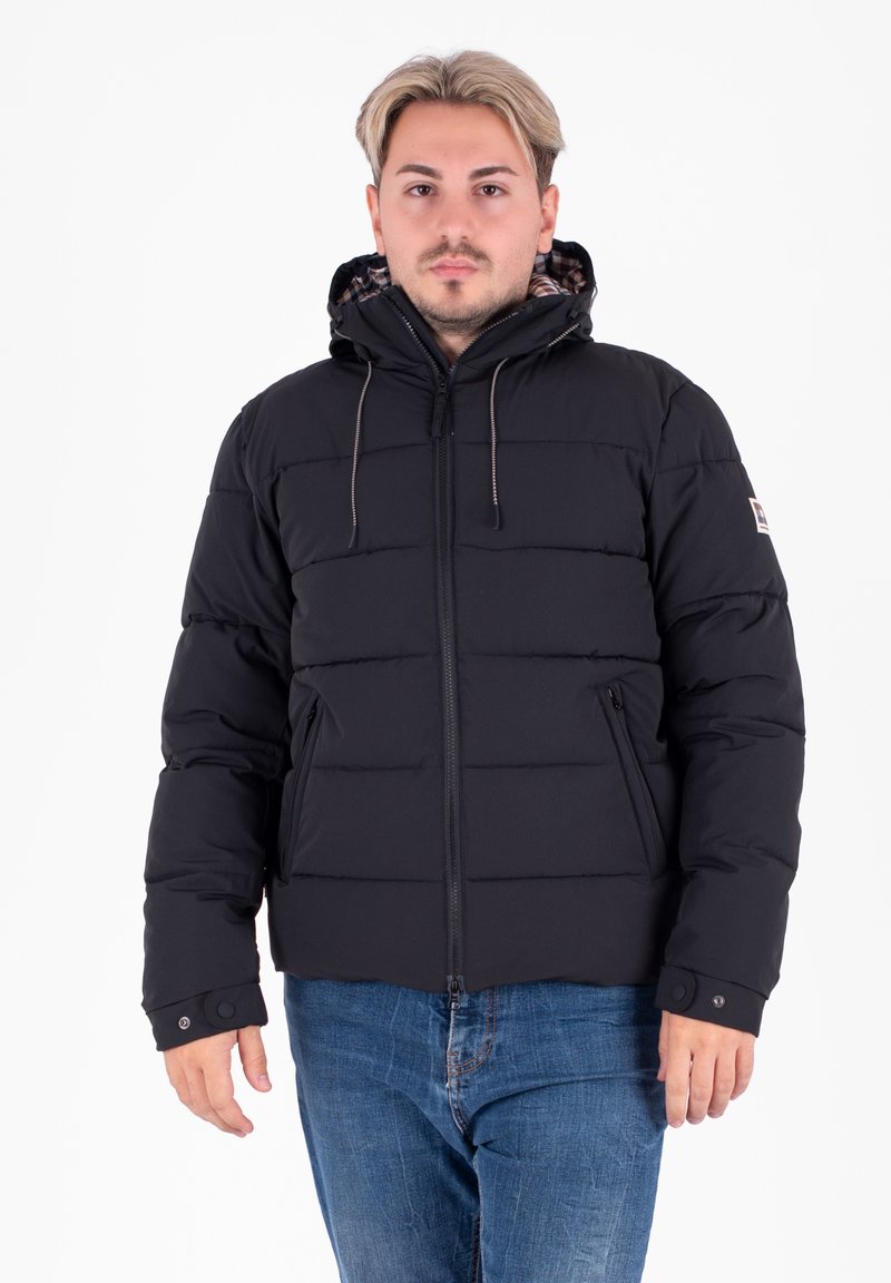 Giubbotto puffo nero con design trapuntato, cappuccio regolabile, doppie tasche con zip e polsini con bottone. Fodera con un interno decorato.