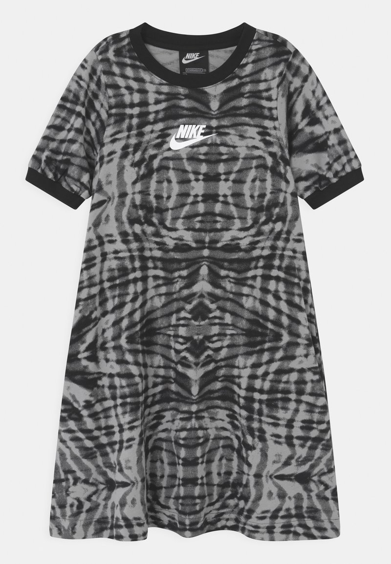 Sukienka o krótkich rękawach do kolan w szarym kolorze z czarnym wzorem w paski tygrysa. Posiada czarny okrągły dekolt i subtelne logo Nike.